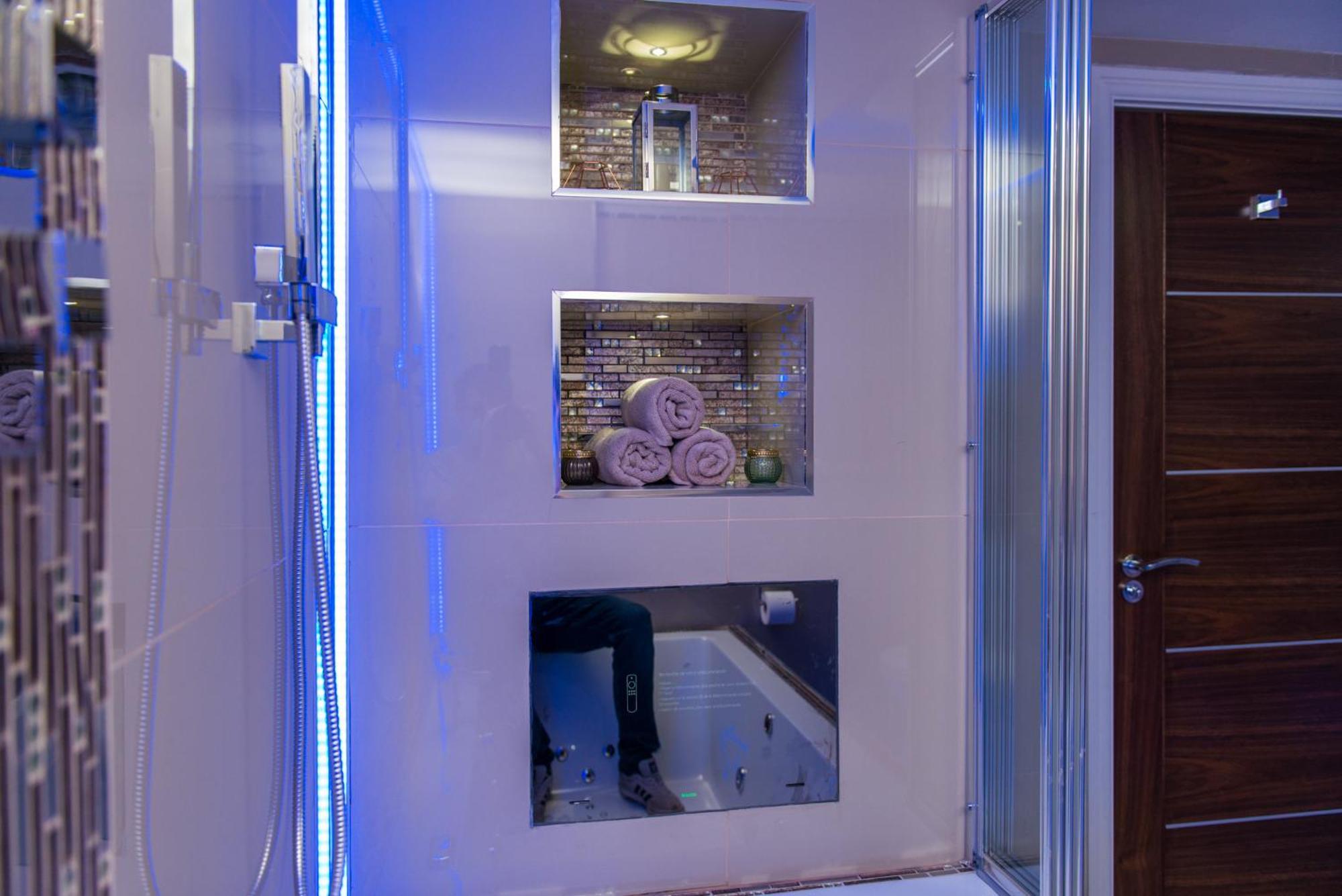 Aphrodite Suites Huddersfield Room photo