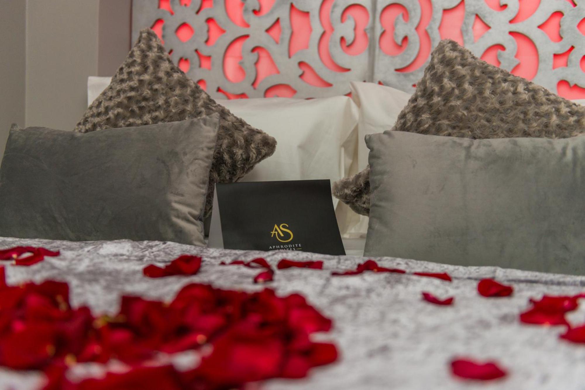 Aphrodite Suites Huddersfield Room photo
