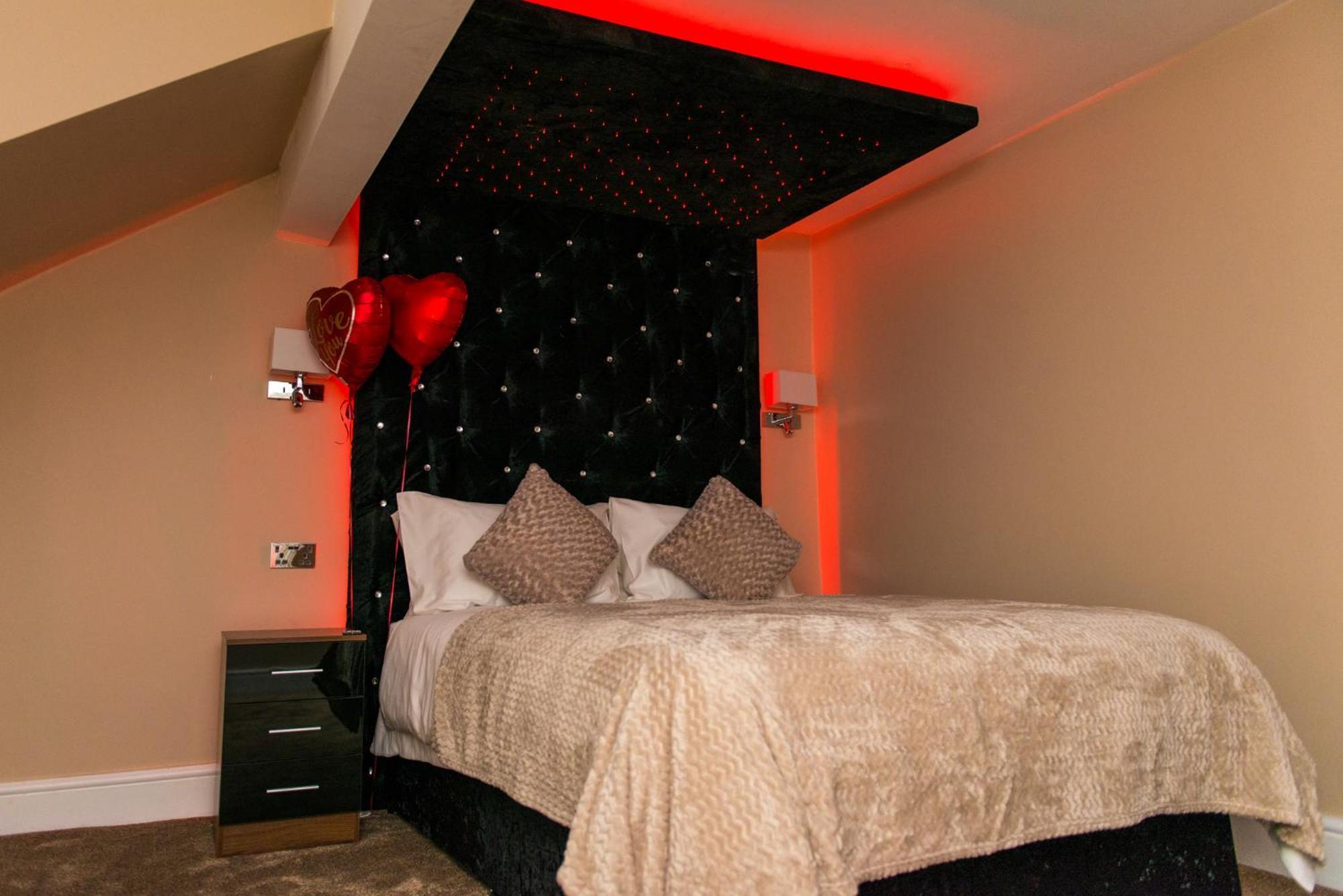 Aphrodite Suites Huddersfield Room photo
