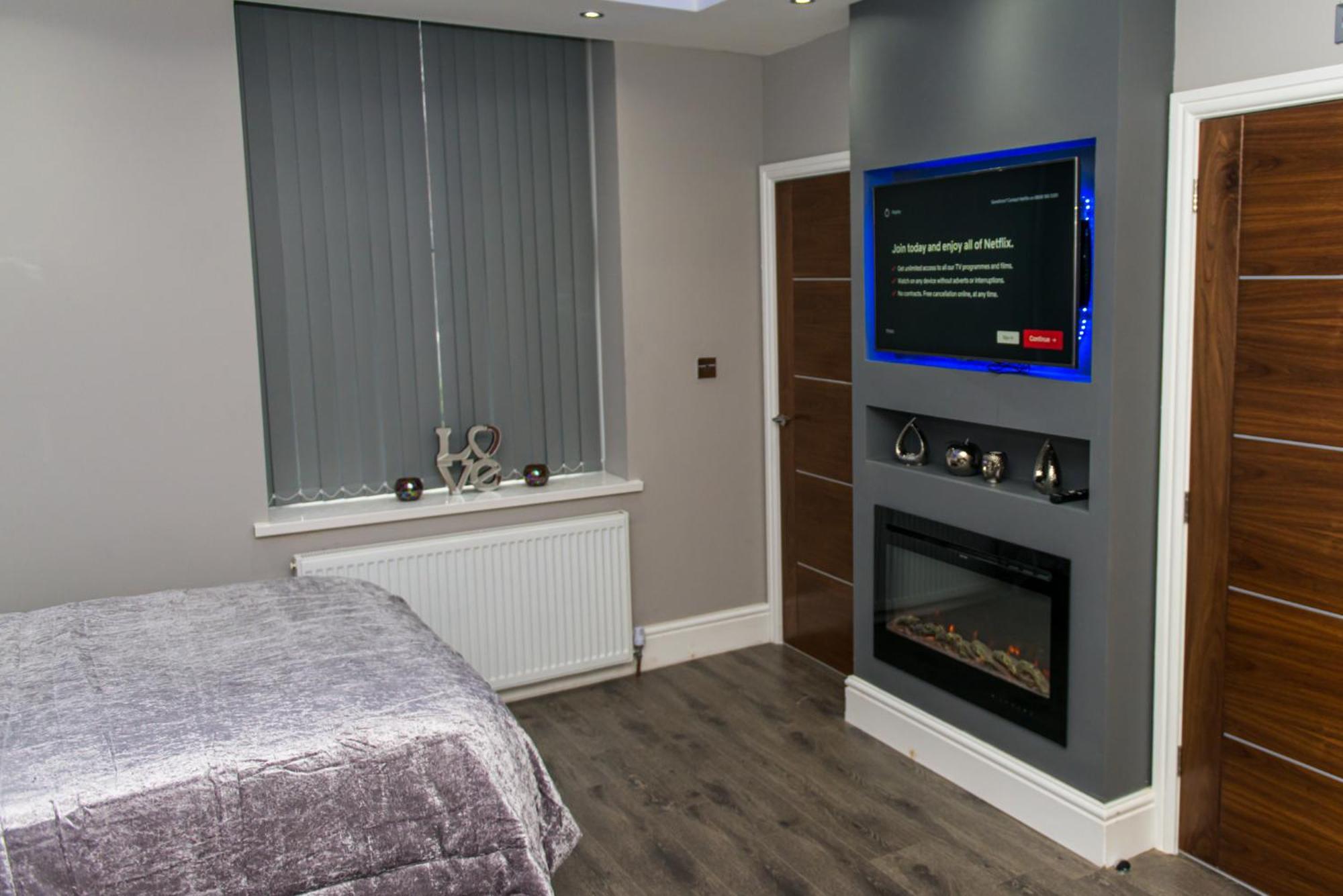 Aphrodite Suites Huddersfield Room photo
