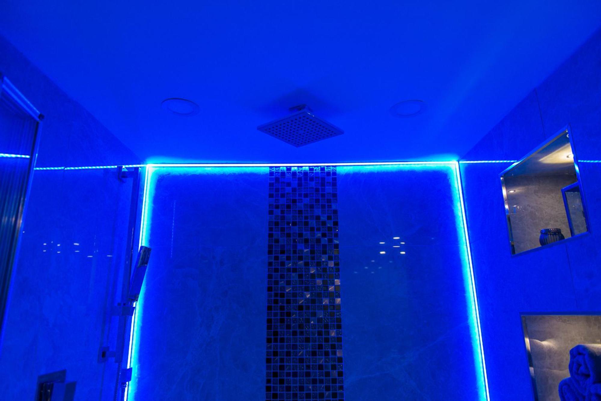 Aphrodite Suites Huddersfield Room photo
