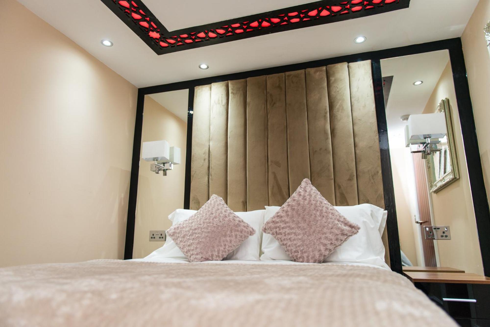 Aphrodite Suites Huddersfield Room photo