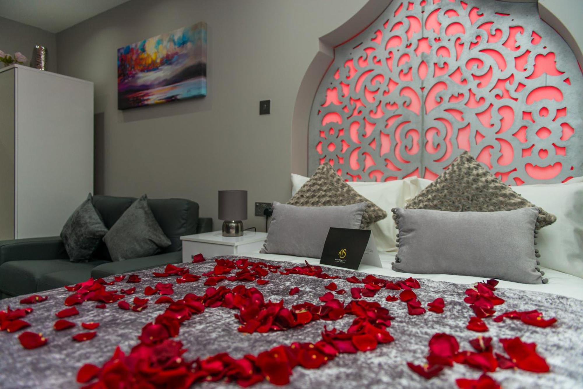 Aphrodite Suites Huddersfield Room photo
